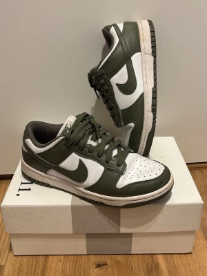 Nike dunk low  - Färg olive. Väldigt bra skick! Går att rengöra så dom blir helt vita