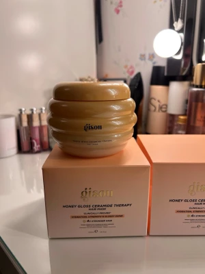 Gisou Honey Gloss Ceramide Therapy - Aldrig använd , fick som present !!! Gisou Honey Gloss Ceramide Therapy är en hårinpackning i en rund, gul burk. Masken är framtagen för att ge fukt, styrka och glans till håret. 230ML!!!