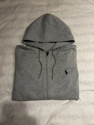 Polo Ralph Lauren zip hoodie | Strl M - Snygg och tidlös zip hoodie från Polo Ralph Lauren i klassisk grå färg. 🤩 Mörkblå broderad logga på bröstet.  ✅Storlek M, och är i mycket fint skick ✅Perfekt basic som funkar året runt. Hör av er vid några frågor🤩