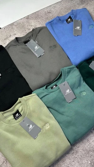 Färgglada crewneck-tröjor från New Balance - Säljer flera crewneck-tröjor från New Balance i olika färger: svart, grå, blå, ljusgrön, grön och mörkgrön. Tröjorna har broderad NB-logga på bröstet och är gjorda i mjukt bomullsmaterial. Perfekta för en avslappnad och stilren look.