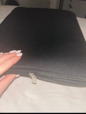 Svart datorfodral med dragkedja - Snyggt och stilrent svart datorfodral med dragkedja runtom. Fodralet är mjukt och passar perfekt till din laptop. Skyddar datorn mot repor mm. Perfekt för dig som vill ha en enkel och clean look😍                 helt nytt!!🙌🙌                                              vet inte vart det är ifrån då jag har fått det🌸