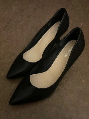 Svarta pumps  - Svarta pumps. Storlek 39.