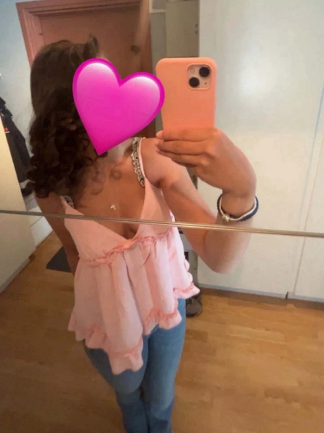 Ljusrosa volang topp med spetsdetalj