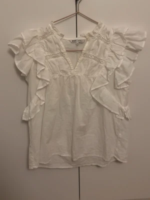 vit volang tröja  - säljer denna jätte fina volang tröjan från ONLY i storlek xs 