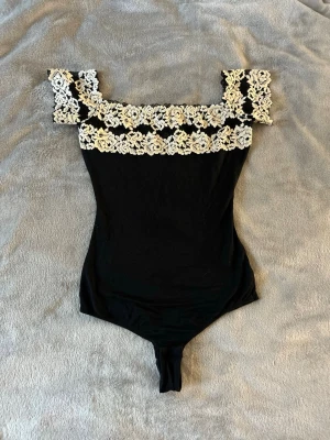 Svart intimissimi body spets XS/S - Supersnygg body från Intimissimi. Kommer tyvärr inte till användning! Lappen är bortklippt med storleken men har för mig att det är XS eller S❤️Säljs inte längre
