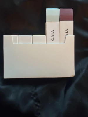 CAIA parfymset Bisou & Le Ciel - Snyggt parfymset från CAIA med två dofter: Bisou och Le Ciel. Setet innehåller två små flaskor i glas med vita spraylock och matchande förpackningar i beige med färgade lock, en i vinrött och en i ljusblått. Perfekt att ha med i väskan.