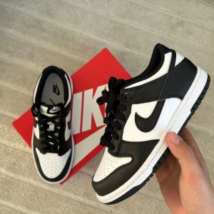 Äkta Nike Dunk Low Panda Skor - Allt ingår med skorna och de är helt nya i kartongen. Tillgängliga storlekar, 42 38 37 1/2 42 1/2