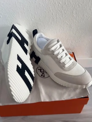 H*rmes skor  - Kommer med box och dustbag. Skickar samma dag Sjukt bra kvalite, svårt att få tag på sånna för ett sånt pris. 