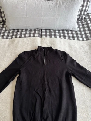 Två halvzip tröjor i svart och grå - Säljer två stilrena långärmade tröjor med halv dragkedja i halsen, en i svart och en i mörkgrå. Perfekta för lager på lager och har en clean look. Materialet känns mjukt och stretchigt, troligen bomull eller bomullsblandning. Passar dig som gillar enkel och modern stil. OBS! Båda är från hm, har tagit bort lappen i nacken på båda eftersom de kliade extremt mycket. 250 kr för båda eller 150 kr/st.