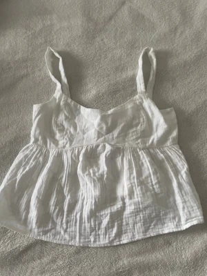 Sommartopp  - Gullig sommartopp från Nelly med öppen rygg och rosett i linne liknade material.                         🤍Aldrig använd innan                                            🤍Storlek: 32                                                      Nypris 299kr