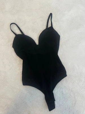 Hm - Body seamless light shape  - Hm - Body seamless light shape  Svart  Stl. Xs (lappen är dock bortklippt) Jätte fint skick, använd 1-2 gånger!  Pris kan diskuteras!!