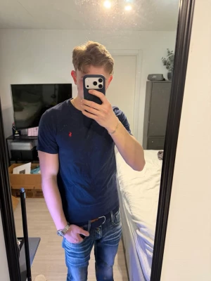 Ralph Lauren T shirt  - Marinblå Ralph Lauren t shirt i bra skick, storlek L (14-16). Modellen är 180cm och väger 71kg 