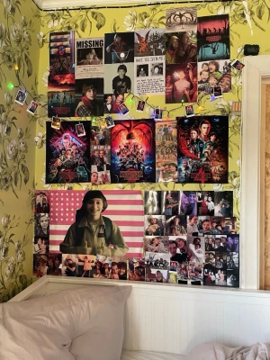 Stranger Things collagevägg - Säljer ett collage med posters och bilder från Stranger Things, inklusive karaktärsbilder, scenklipp och amerikansk flagga. Collaget är färgglatt och innehåller flera polaroidfoton, perfekt för fans av serien.