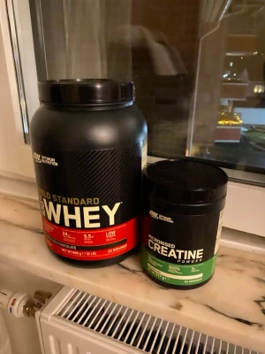 Whey protein och kreatin från ON - Säljer Gold Standard Whey (Double Rich Chocolate) och Micronised Creatine från Optimum Nutrition. Båda burkarna är nästan fulla, endast använda 2 gånger. Perfekt för dig som tränar och vill boosta resultaten.