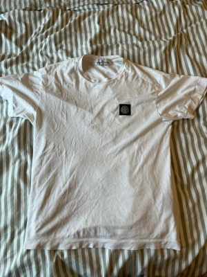 Stone island t-shirt - Ett litet hål på vänstra axeln därav priset men utöver det mycket bra skick
