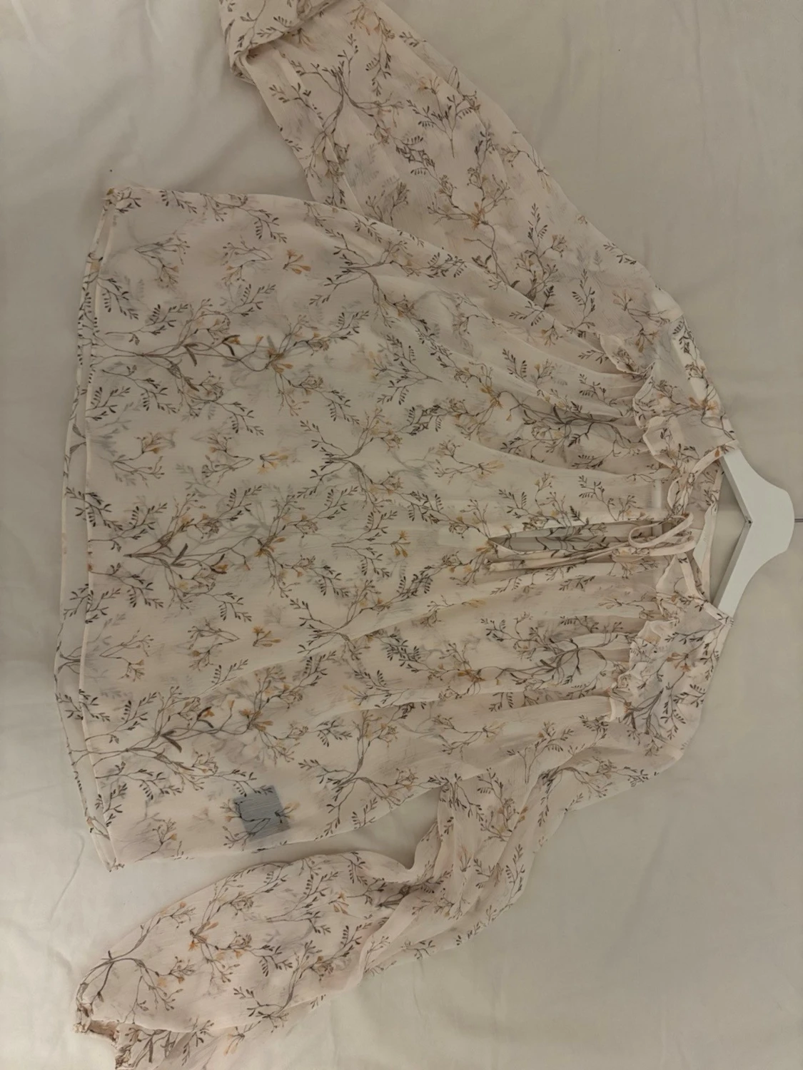 Blommig transparent blus med volang - 1