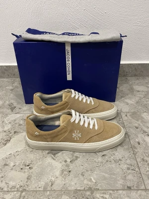 Helt Nya Jacob Cohen Skor - Helt Nya Jacob Cohen Skor || Storlek 42,5 || Nypris ca 4000kr || Mitt pris 2699kr || Box och Dustbag medföljer || Tveka inte på att höra av dig vid frågor eller funderingar 