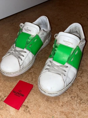 Säljer ett par snygga Valentinos  - Har ingen användning för de längre. Skicka gärna prisförslag, fraktas inom 3-5 timmar efter köp✅