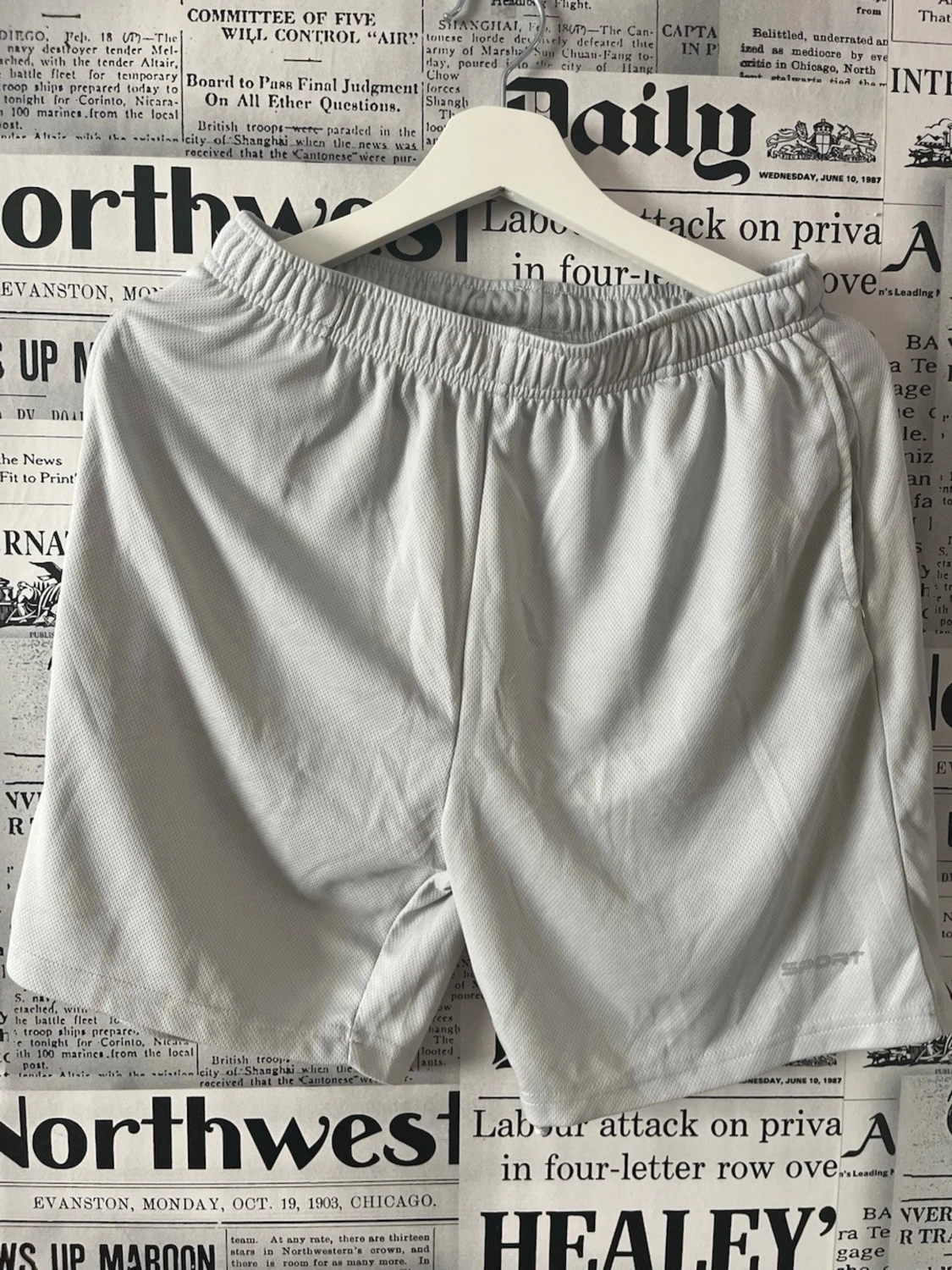 Ljusgrå sportiga shorts med resår