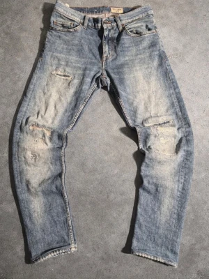 Tiger of sweden jeans  - Tja! Säljer dessa as feta Tiger of sweden jeans med slitningar. Jeansen är i toppen skick och i storlek 29/32. Jeansen sitter slim fit och är style pistolero. Hör av vid funderingar! 