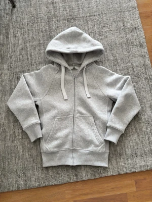 Russemerch zip hoodie - Grå zip hoodie från russemerch. Storlek S. Nästan helt oanvänd. Hör av dig vid frågor eller funderingar.