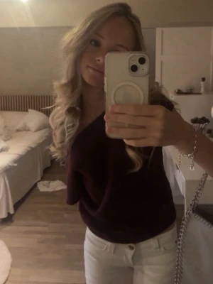 Wide neck knit top - En jättefin vinröd stickad tröja från Nelly! Använt några gånger men kommer inte till någon användning längre 💗 varan finns inte kvar på Nellys hemsida längre 