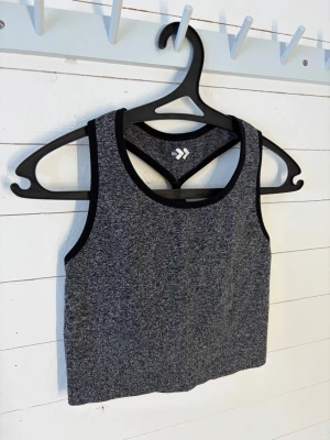 Grå sport-bh  - Grå sport-bh från Lager157.                 Den är i storlek M och i mycket fint skick.                                                            Hör gärna av dig om du har någon fråga!