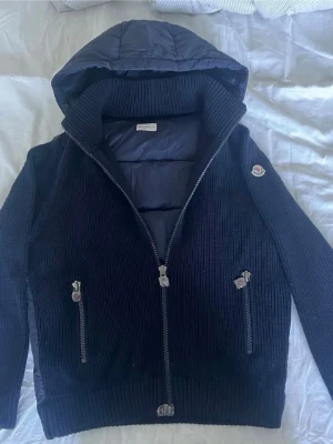 Moncler tricot cardigan  - Säljer nu en unik och sparsam använd cardigan, i princip nästan ny, passar perfekt till det väder nu , storlek S, kan gå ner i pris vid snabb affär, skriv för mer bilder och info ℹ️💫
