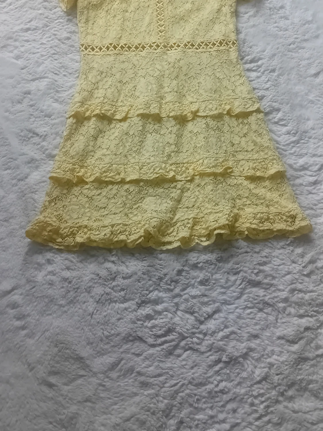 Jättesöt solgul spetsklänning  - 2