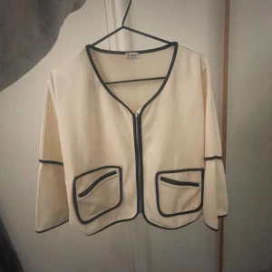 Trekvartsärmad kofta - Jätte fin vit kofta med svarta detaljer. Står ingen storlek på lappen men skulle säga att den är i xs-s💓