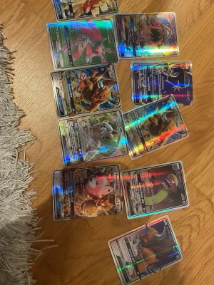Pokémon GX och V samlarkort, holo - Säljer ett gäng Pokémon samlarkort med GX och V, flera med holo-effekt. Motiven inkluderar olika Pokémon i färgstarka designer. Korten är av plast och papper, och har glansig yta. Perfekt för dig som vill utöka din samling eller byta med vänner.