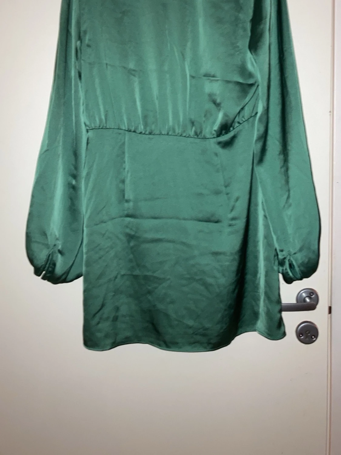 Grön omlottklänning i satin - 1