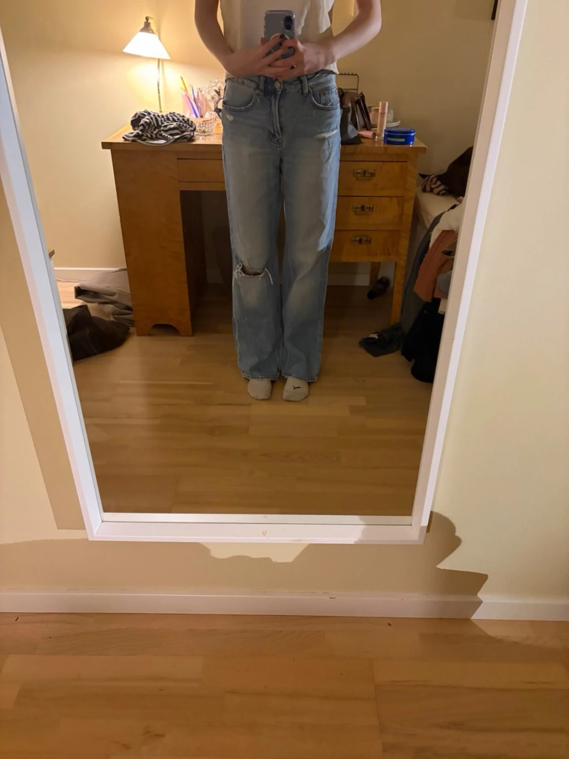 Ljusblå raka jeans med hål på knät