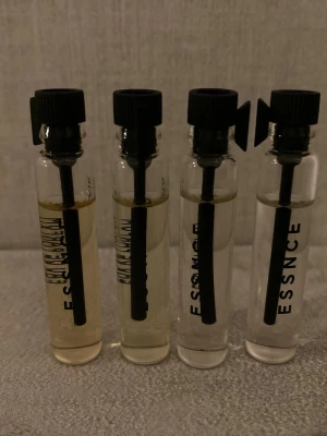 Parfym testprover - Helt nya, endast luktade på! 4st från Essnce, 2 ml i varje. Kostar 44kr/st i nypris. Dofterna är:     Keep it fruity, Carashmellow, Irresitible enigma och Strawberry eclair.