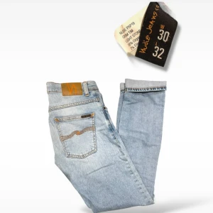 Ljusblå jeans från Nudie Jeans - Säljer ett par snygga Nudie Grim Tim som har en ljus tvätt💫 || Modellen på bilden är 183 lång || Det är ett par Sale sample och från Nudie PSP19  släppet || Skick 8/10 (kan vara någon enstaka fläck) || Hör av er vid frågor eller funderingar!!✌🏼 