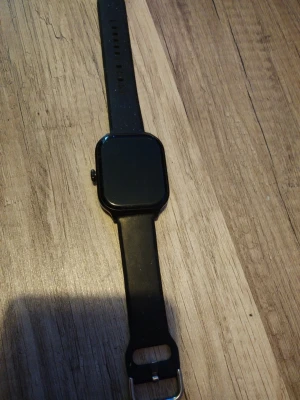 Svart smartklocka med laddare - Smartklocka i fint skick, knappt använd. Laddare ingår, men kartong finns tyvärr inte kvar. Kopplas till mobilen med appen LaxasFit. Funktioner som finns: • Sömnmätning (se hur du sovit) • Rörelse- och drickpåminnelse • Kamera-styrning • Går att ringa och skicka sms • Litet bilspel • Väder och kalkylator Fungerar bra och säljes eftersom den inte används längre.