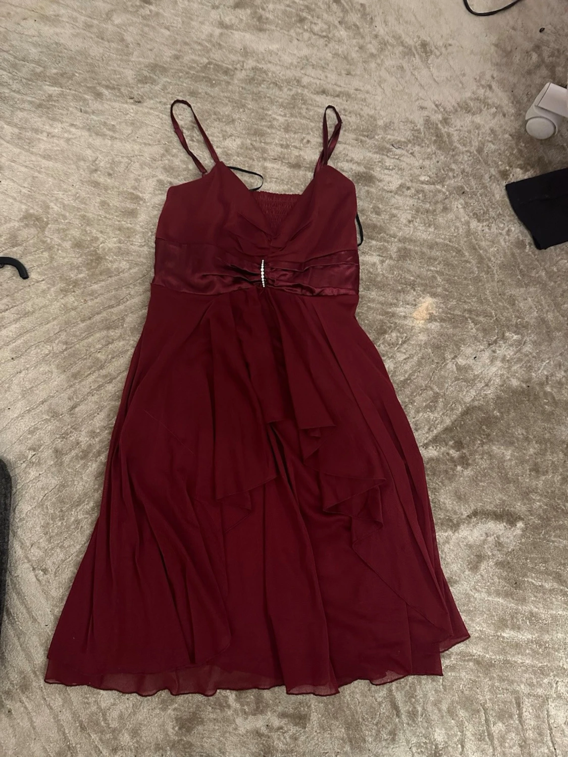 Vinröd långklänning med smala axelband