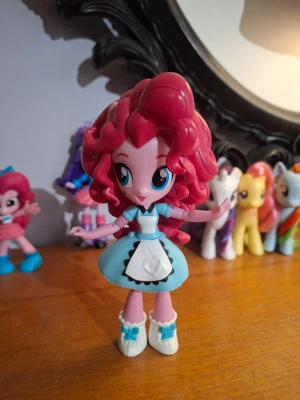 My Little Pony -  Pinkie Pie eq girls minifigur - My little Pony Pinkie pie i mycket fin kondition. Kolla in fler mlps på min profil!🩷