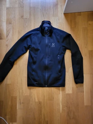 Svart softshelltröja från Haglöfs - Grymt material, vattenavvisande. Storlek S gott skick 