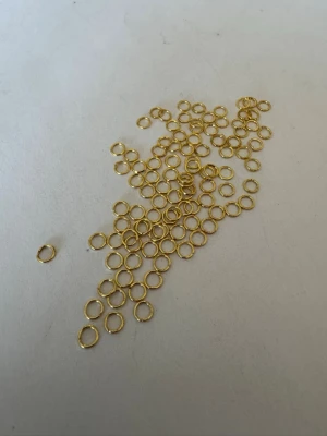 Runt 100st guldfärgade hopringar - Säljer av material som jag använt för att göra smycken. Har 2025 tillverkat och sålt smycken för över 50.000kr så är något folk uppskattar (om man håller låga priser) . Nu har jag dock tappat intresset så säljer av allt jag har. Kolla gärna in andra annonser   I denna annons hittar du hopringar för att göra halsband/armband och andra smycken 