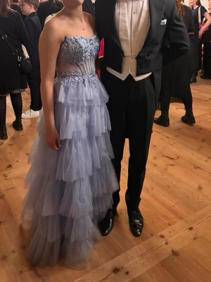 Ball gown - 🩵Danced once 🩵The slit that was originally on the side has been sewn shut by a seamstress🩵Shortened by a seamstress for about a 170 centimeters tall(ballerina shoes as shoes) so that the dress almost hit ground when dancing (stitches can be undone, making the dress longer)🩵There is no hoop skirt in the pictures, but you can buy a hoop skirt with the dress for €20🩵 The price includes a garment bag🩵 In neat condition🩵