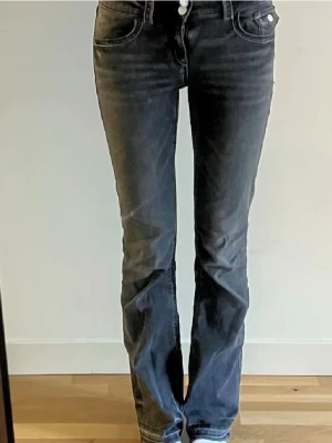low waist jeans gina tricot - Ett par jättesnygga jeans från gina tricot. sitter perfekt och är i väldigt bra skick. jag har bara använt byxorna några gånger då jag har ett annat par liknande. de är långa (jag är 176cm) och sitter perfekt (är storlek s). de är köpta för ca 599kr men säljer för bara 199kr. om du har några frågor är det bara att fråga!      köpare står för frakt