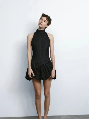 Zara klänning  - Snygg klänning köpt från Zara våren 2025, använt en gång! Slutsåld!! Kan mötas upp centralt i Stockholm 🌸🌸