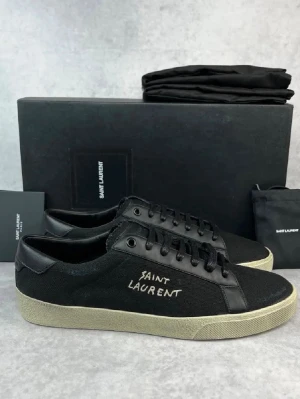Saint Laurent Court Classic Sneakers - Skick: 9/10. Allt orginal medföljer. Storlek 42. Nypris: 7000 Kr+