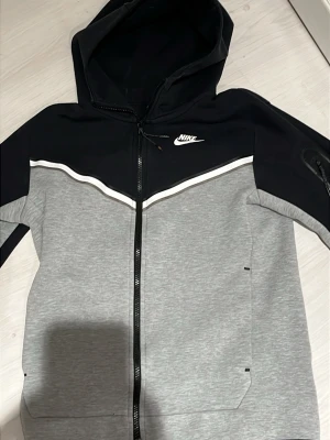 Nike Tech hoodie - Nike Tech Fleece hoodie i storlek XS, Inga tecken på användning . Fraktar samma dag!💯