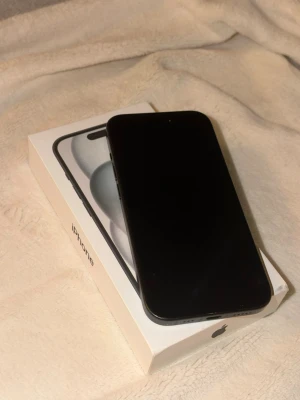 Svart iPhone 15 med originalkartong - Säljer min iPhone 15 i svart med 128 GB lagring.  Telefonen är i fint skick och fungerar perfekt.  Inga sprickor på skärmen eller baksidan.  Väldigt små skrapor på sidan från skal, inget som påverkar funktionen.  Originalbox medföljer.     Hör av dig vid intresse eller frågor.