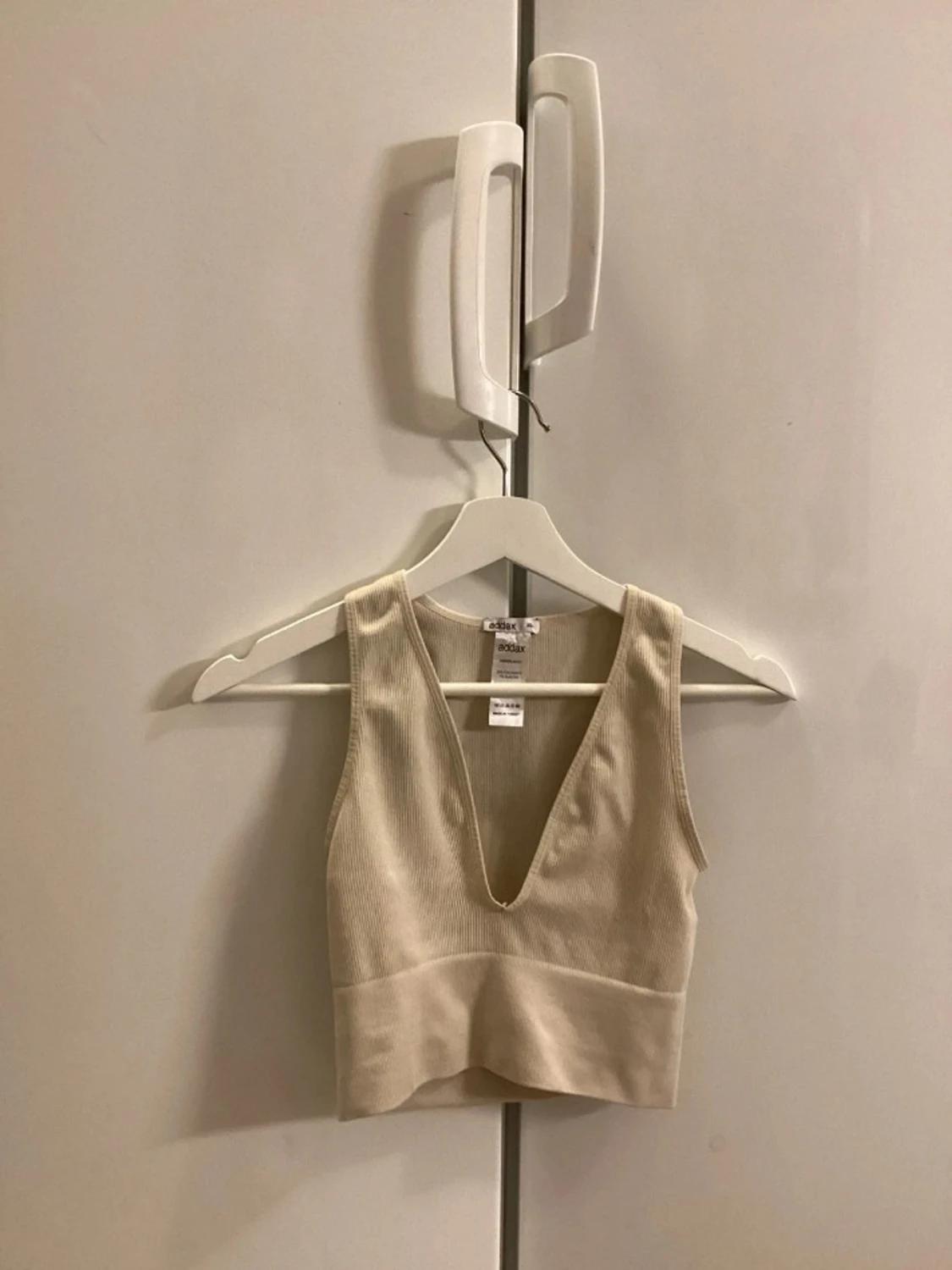 Beige ribbad crop top med djup urringning - 2