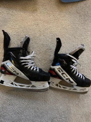 Svarta hockeyskridskor CCM - Säljer ett par ccm jetspeed ft6 som e i bra skick hör av er vid frågor. Skridskorn e ccm näst nyaste modell med ny pris på 12k