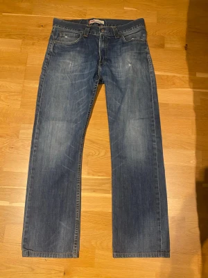 Levis 506 - Säljer nu ett par levis 506 i väldigt bra skick. Sjukt snygg tvätt och trendig passform. Jeansen är i 34/34 men är någorlunda små i storleken. Hör av dig vid frågor 