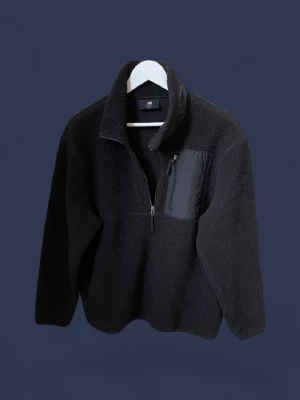 Fleece halvf zip - Säljer nu dena fleece half zip som knappt är använd o i riktigt bra skicka skriv vid frågor eller prisförslag, ny pris 500 mitt pris 270🍾🙌🥂